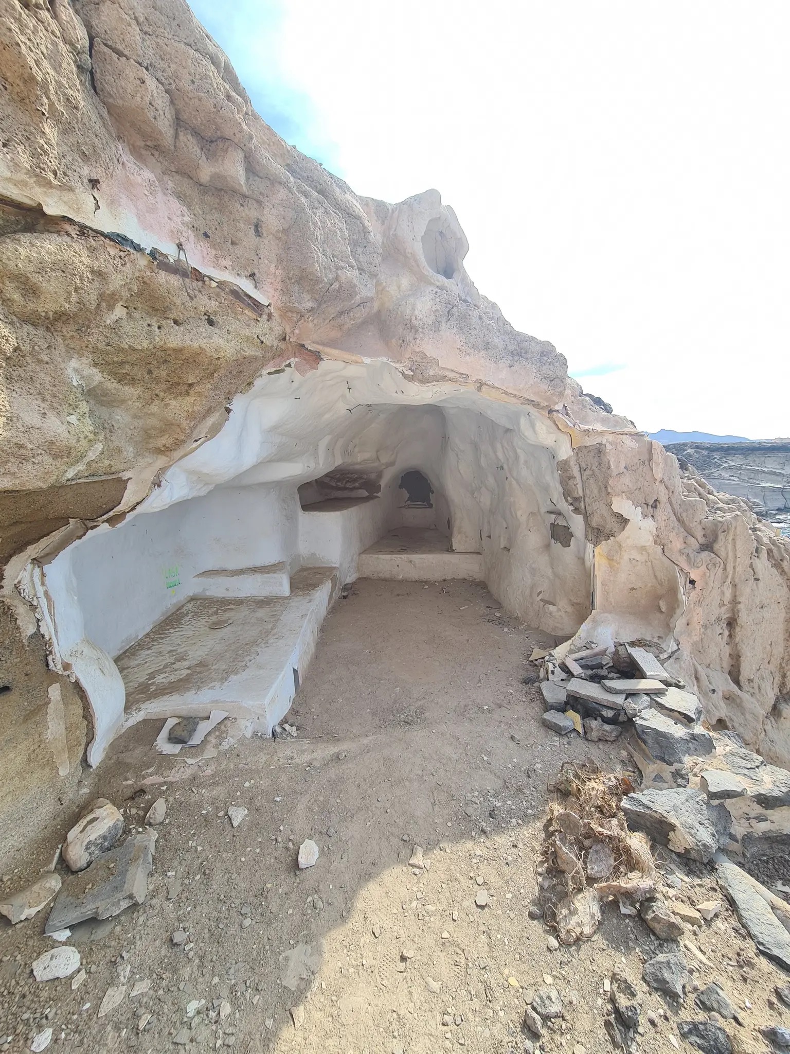 La Casa del Capitán - inside-whitewashed-cave-dwelling